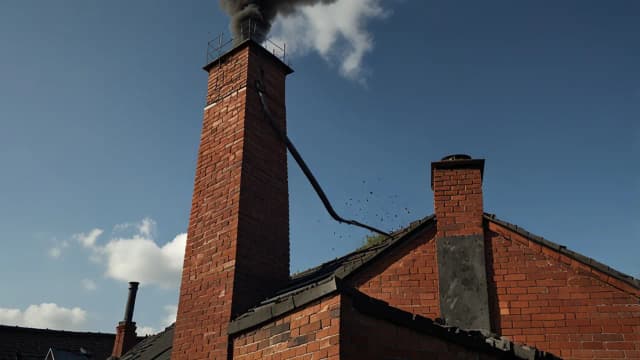 Jak bezpiecznie i efektywnie wyczyścić komin z sadzy - poradnik krok po kroku Jak bezpiecznie i efektywnie wyczyścić komin z sadzy - poradnik krok po kroku