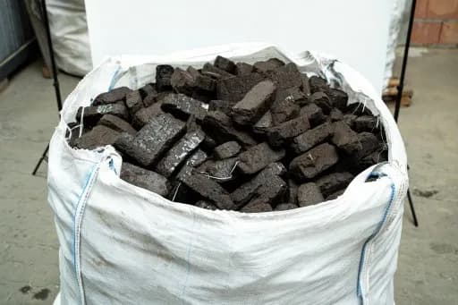 Ile kosztuje brykiet torfowy? Aktualne ceny i porównanie z innymi paliwami Ile kosztuje brykiet torfowy? Aktualne ceny i porównanie z innymi paliwami