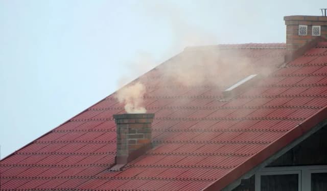 Co powoduje zapalenie się sadzy w kominie? Wyjaśniamy przyczyny i sposoby zapobiegania pożarowi sadzy Co powoduje zapalenie się sadzy w kominie? Wyjaśniamy przyczyny i sposoby zapobiegania pożarowi sadzy